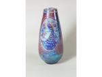 Un vase en verre doublé à décor marmoréen bleu et...