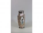 Un vase en porcelaine hexagonal - à décor d'oiseau en...