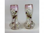 Une paire de vases en verre émaillé à décor floral...