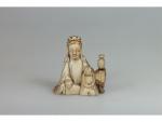 Statuette assise de Guanjin en ivoire à patine brune -...