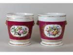 Deux cache-pots en porcelaine de Paris - à décor floral...