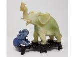 Un lot de deux éléphants en pierre sculptée - Chine...
