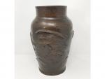 Un vase en bronze à décor de hérons - Extrême...