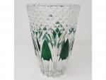 Un vase en cristal taillé vert et blanc - vers...