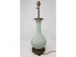 Une lampe en porcelaine céladon - monture en bronze -...