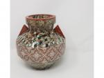 Gerbino - un vase en poterie vernissée - à décor...