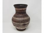 ACCOLAY (act.1945-1992) - Un vase tourné en céramique ...