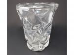 DAUM FRANCE - Un vase en cristal à décor ondé...