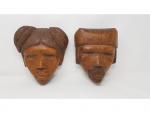 Une paire de visages en bois sculpté - travail indochinois...