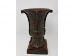 Un vase en bronze - à decor stylisé - Indochine...