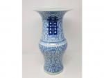 Un vase en porcelaine à décor d'idéogrammes et rinceaux -...