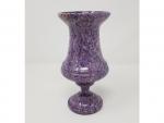 Un vase sur piédouche en pierre violette - H :...