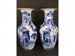 Une paire de vases en céramique - à décor de...