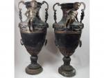Une paire de vases en bronze à patine noire et...