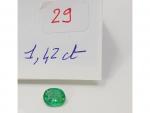 Une émeraude de taille ovale de 1,29 carats (8,1x6,1x3,9mm) ...
