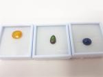 Lot composé d'une opale noire en goutte (2,48 carats), d'un...