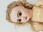 Une poupée JUMEAU, H : 35cm, tête de porcelaine bouche...