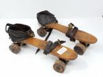 Une paire de patin à roulettes primitifs de type "quad"...