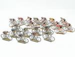 21 cyclistes des années 50 dont en 12 aluminium (socles...