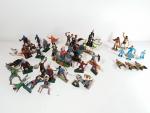 STARLUX, 30 figurines dont 23 Moyen-Age, 2 préhistoriques, 4 ...