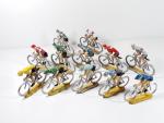 ALUDO (années 50) suite de 12 cyclistes en aluminium, L...