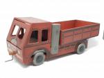 C.I.J. (1940-41) rare camion en bois laqué rouge  ornés...