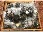 Caisse en bois contenant plusieurs centaines de monnaies, ...