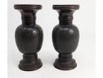 Une paire de vases en bronze à décor de feuillages...