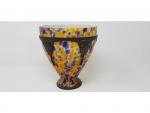 Un vase "berlingot" à décor tacheté orange et violet sur...