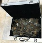 Une malette contenant plusieurs centaines de monnaies cuivre, pour un...