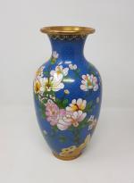 Un vase en bronze cloisonné, émaillé à décor floral polychrome...