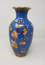 Un vase en bronze cloisonné, émaillé à décor floral polychrome...