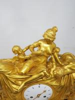 Une pendule en bronze doré à décor d'angelots dénudant une...