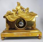 Une pendule en bronze doré à décor d'angelots dénudant une...