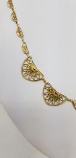 Un collier draperie en or jaune filigrané - Long :...