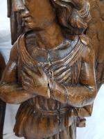 Une paire d'anges en adoration en chêne sculpté - époque...