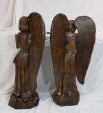 Une paire d'anges en adoration en chêne sculpté - époque...