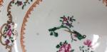 Une paire de jattes en porcelaine - à décor floral...