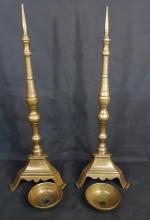 Une paire de pique-cierges en bronze - Epoque XVIIème -...