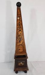 Un obélisque en bois marqueté - à décor de fleurs...