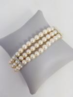 Un bracelet souple composé de trois rangs de perles de...