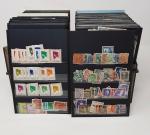 2 boites plastiques pleines de timbres divers classés sur des...