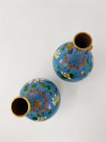 Une paire de vases en bronze cloisonné émaillé - à...