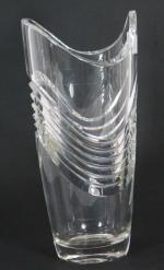 Un vase en cristal taillé à décor de vagues -...