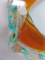 Un vase en plaques de verre polychrome collées en épaisseur...