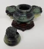Un pot couvert en jade néphrite sculpté à décor de...