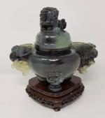 Un pot couvert en jade néphrite sculpté à décor de...
