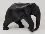Un éléphant en bronze à patine foncée - Extrême Orient...