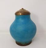 Une lampe en céramique bleue craquelée - Extrême Orient -...