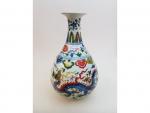 Un vase en porcelaine - à décor polychrome de dragons...